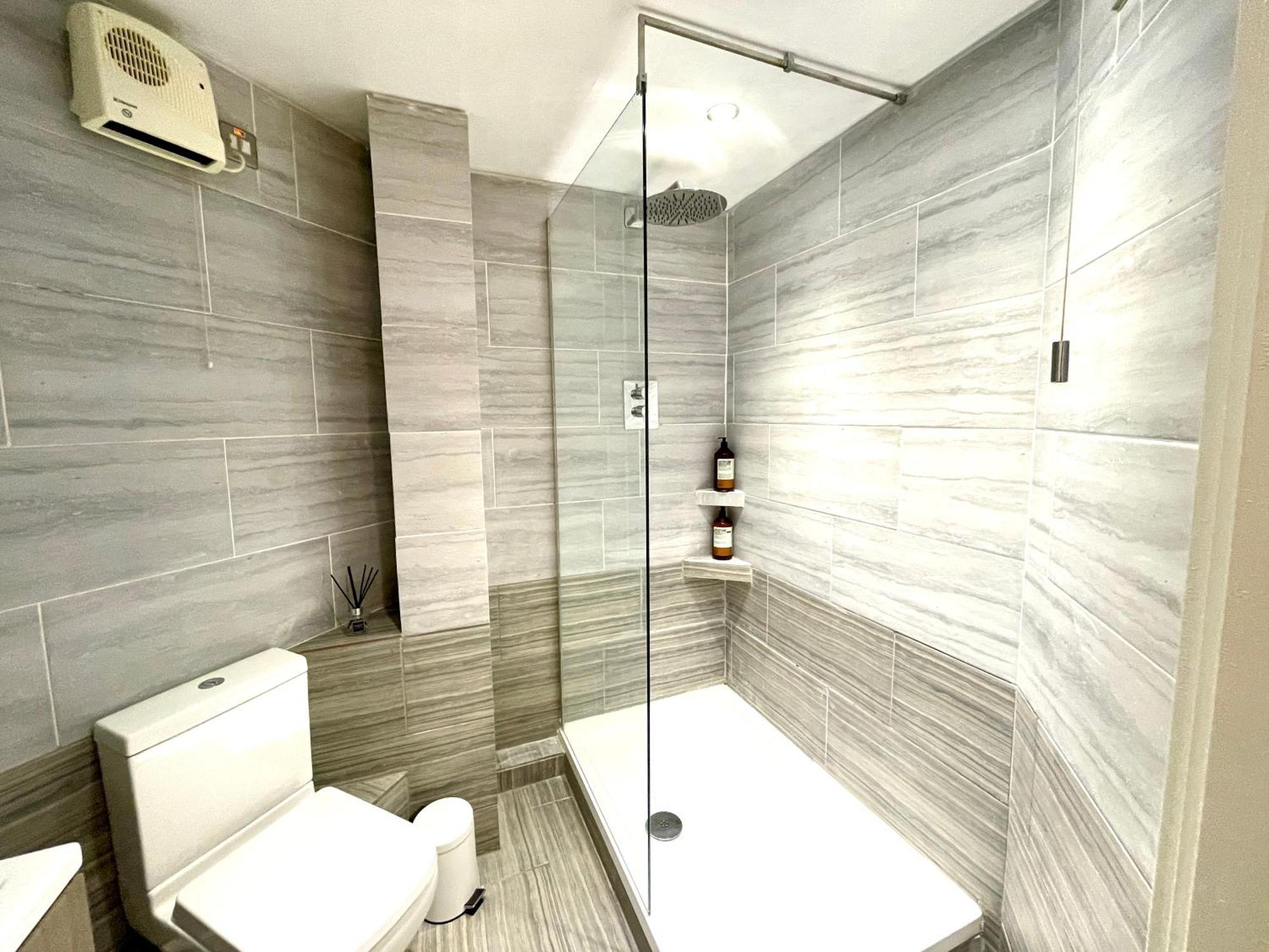 Rnm - Business Professionals Stay, Walsall City Centre, 2 Bedroom With Ensuite And Bathroom, Entire Place, Kitchen & Washroom With Amenities, Smart Tv, Easy Access, Fast Wifi, Parking Nearby, Great Transport Links Dış mekan fotoğraf