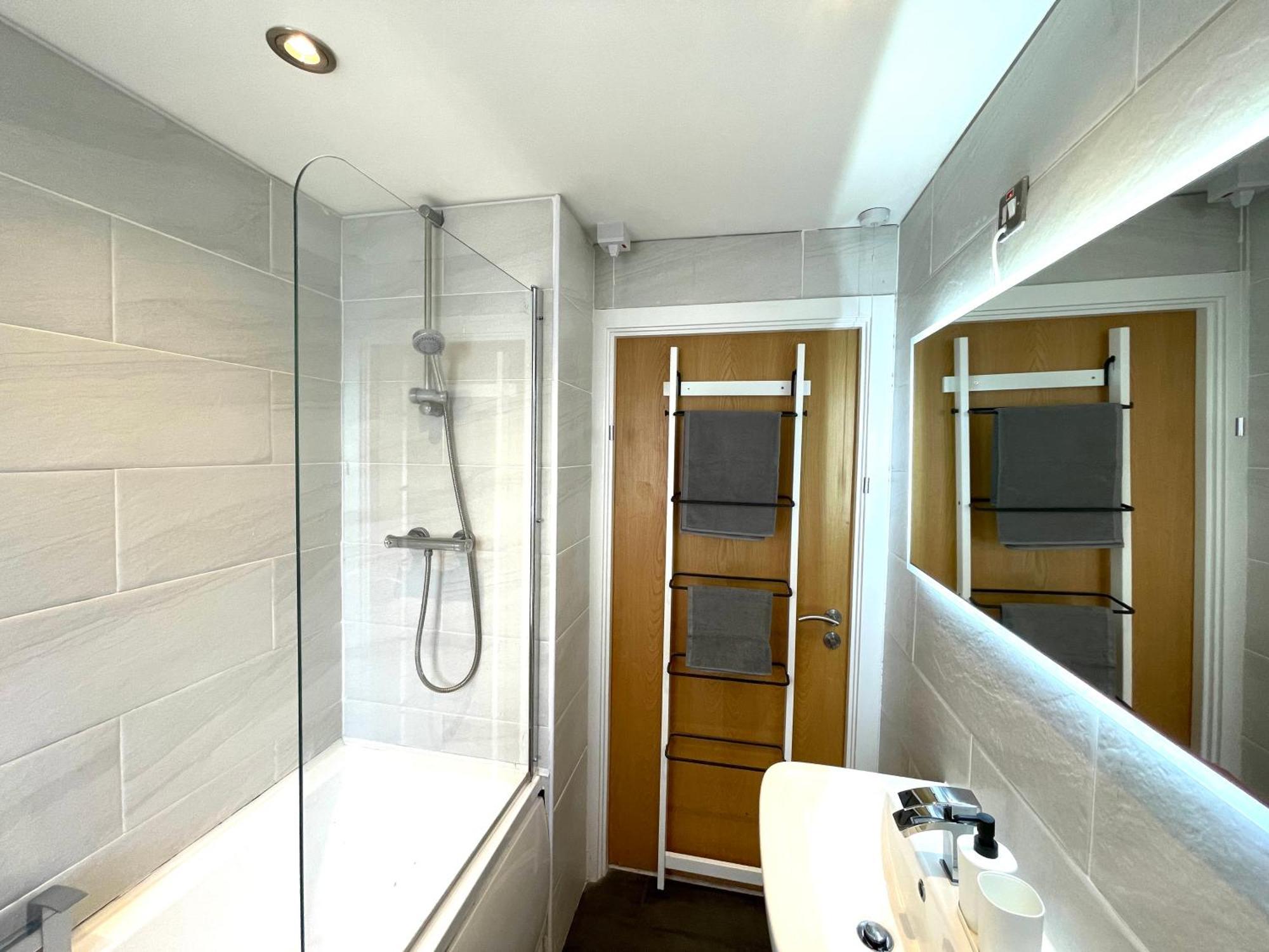 Rnm - Business Professionals Stay, Walsall City Centre, 2 Bedroom With Ensuite And Bathroom, Entire Place, Kitchen & Washroom With Amenities, Smart Tv, Easy Access, Fast Wifi, Parking Nearby, Great Transport Links Dış mekan fotoğraf