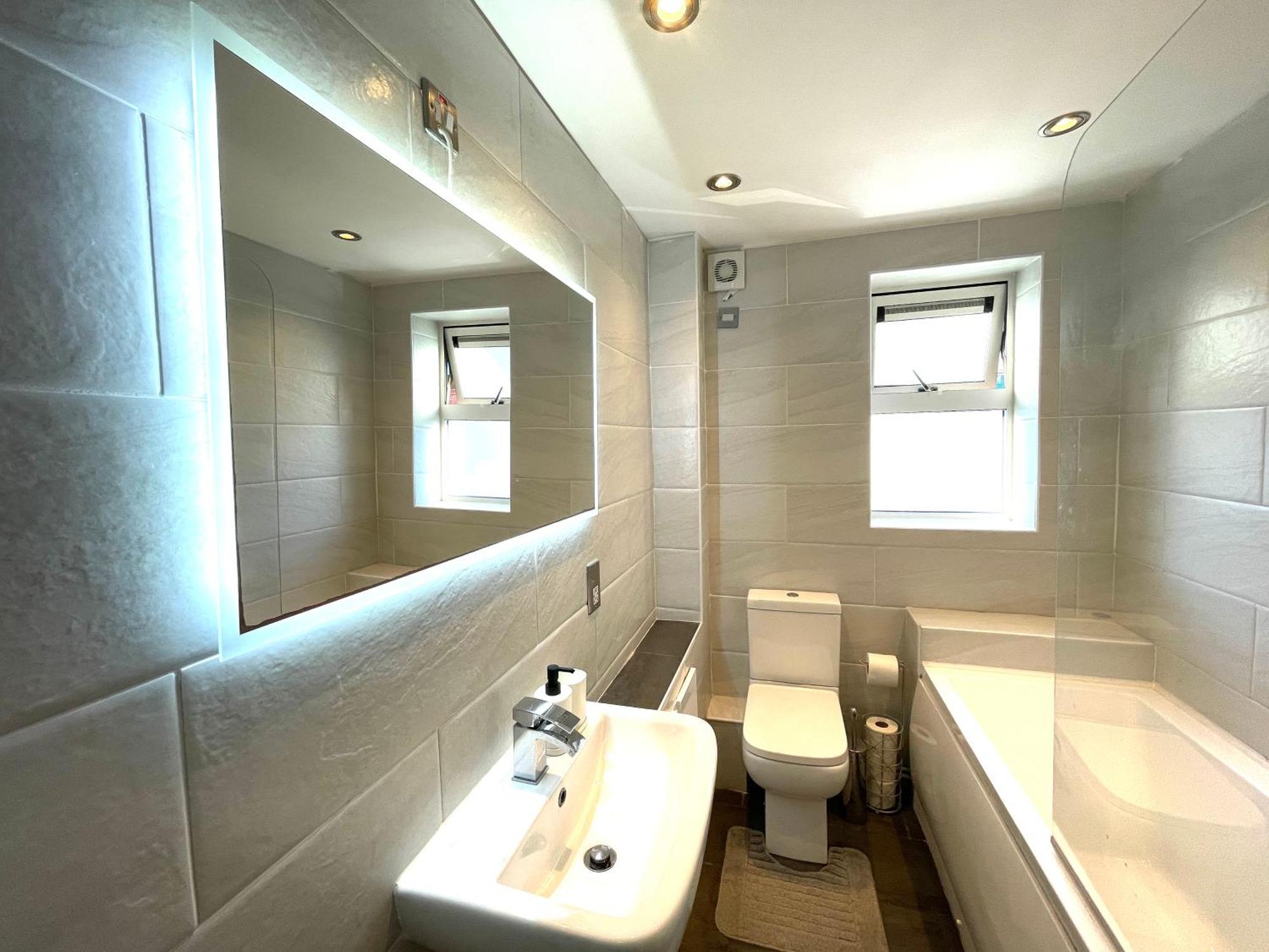 Rnm - Business Professionals Stay, Walsall City Centre, 2 Bedroom With Ensuite And Bathroom, Entire Place, Kitchen & Washroom With Amenities, Smart Tv, Easy Access, Fast Wifi, Parking Nearby, Great Transport Links Dış mekan fotoğraf