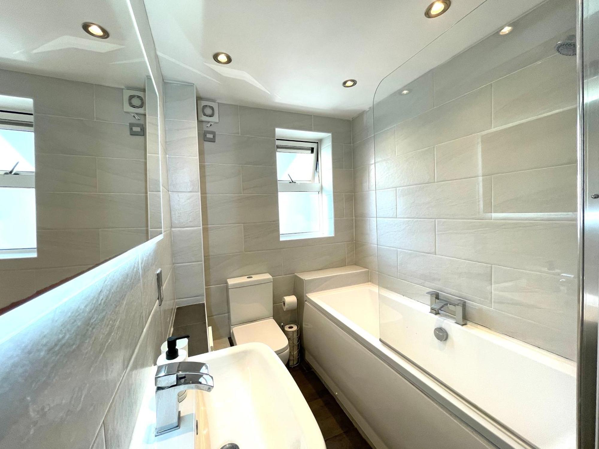 Rnm - Business Professionals Stay, Walsall City Centre, 2 Bedroom With Ensuite And Bathroom, Entire Place, Kitchen & Washroom With Amenities, Smart Tv, Easy Access, Fast Wifi, Parking Nearby, Great Transport Links Dış mekan fotoğraf
